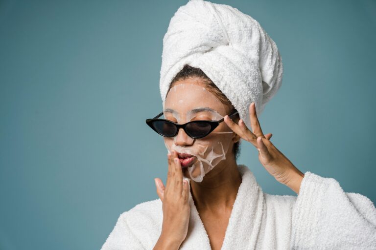Image femme qui a un masque de soin en tissu portant des lunettes de soleil , serenity body mind point com #SBM