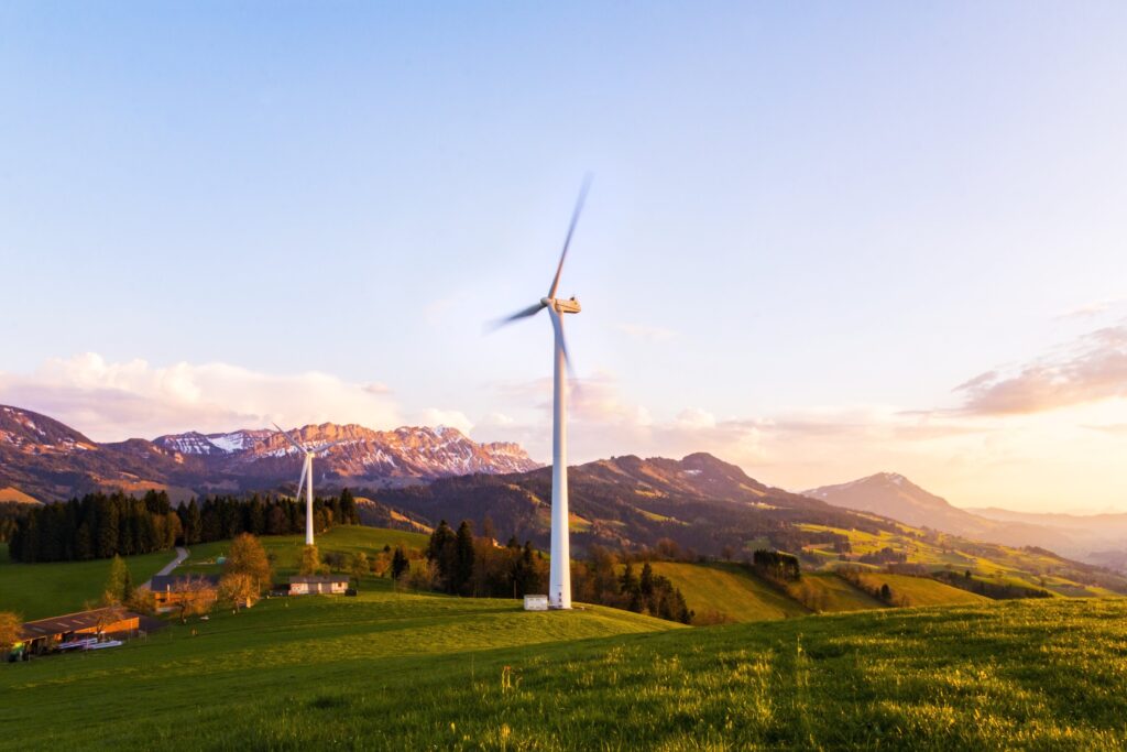 Image paysage vert avec deux éoliennes pour article de blog Serenity Body Ming sur l'écologie comment réduire son impact carbone. #SBM #Ecologie