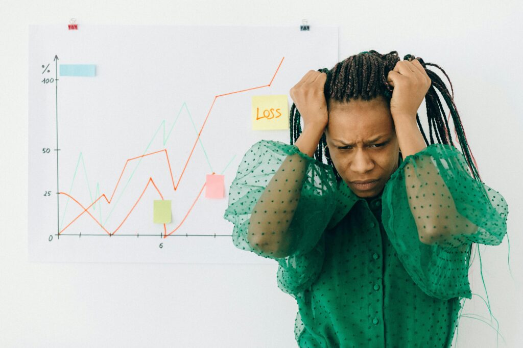 Image article de blog d'une femme qui reflechis - article par rapport à la gestion de risque -Serenity Body Mind #SBM