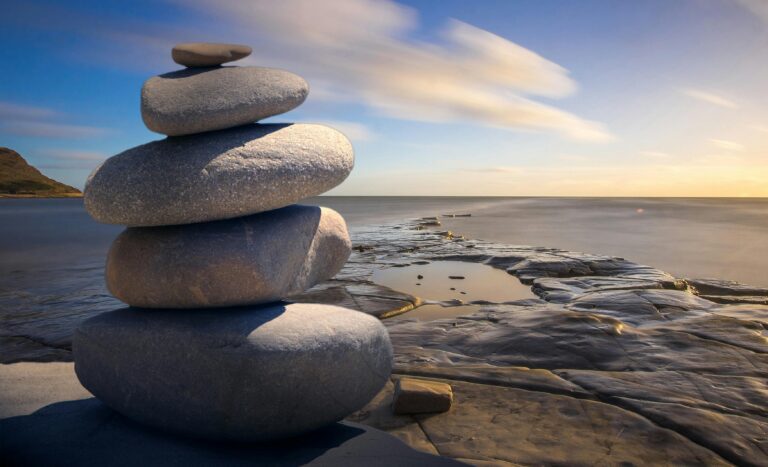 Blog Serenity Body Mind, image article de blog mer sereine avec pierres, paysage calme #SBM