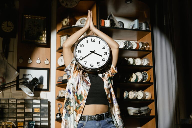 Image femme avec horloge a la place de la tête pour un article de blog Serenity Body Mind concernant la gestion du temps.