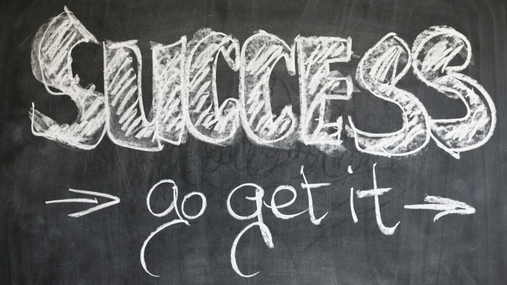 Image avec écriture "success go get it" en anglais écrit à la craie blanche sur tableau noir. #SBM #REUSSITE
