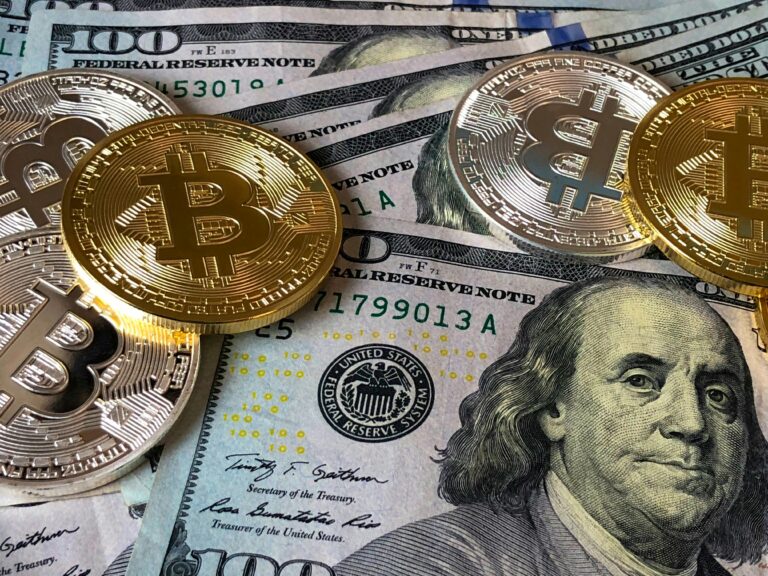 Image pour article sur la finance décentralisé (DeFi). Photo de billets de dollars et pieces de bitcoin. #SBM #DeFi