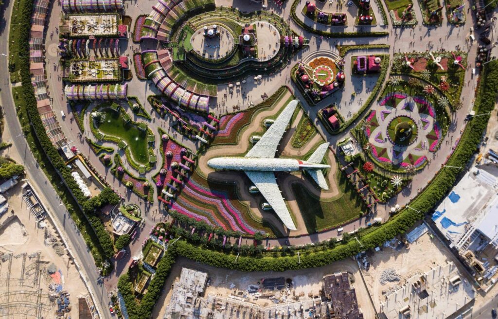 Photo du dessus paysage fleuri au design urbain (avion en fleur en exemple) #SBM #villeintelligente
