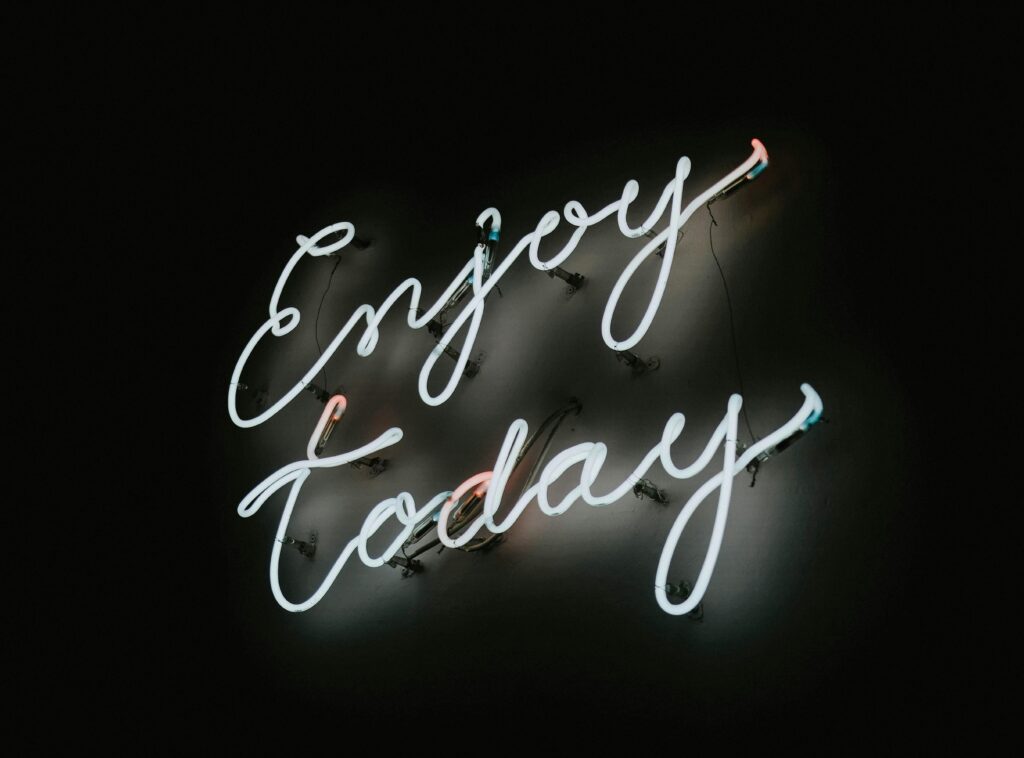 Image en néon "enjoy today" en anglais pour l'article de blog Habitudes positives. #SerenityBodyMind